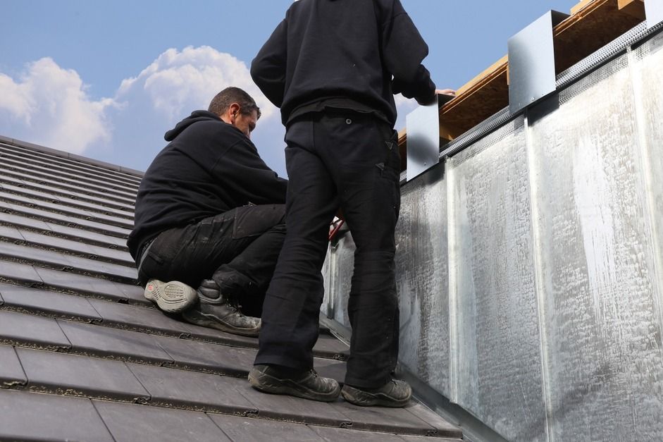Trabajadores arreglando tejado
